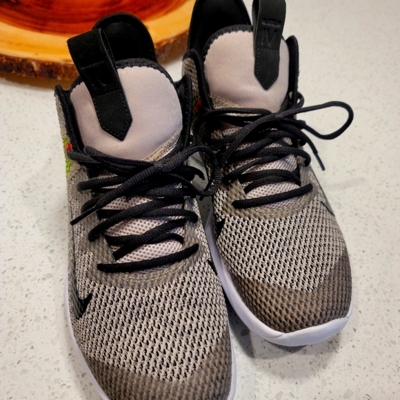 Lebron Witness 4, size 9.5 - Picture 2 of 4